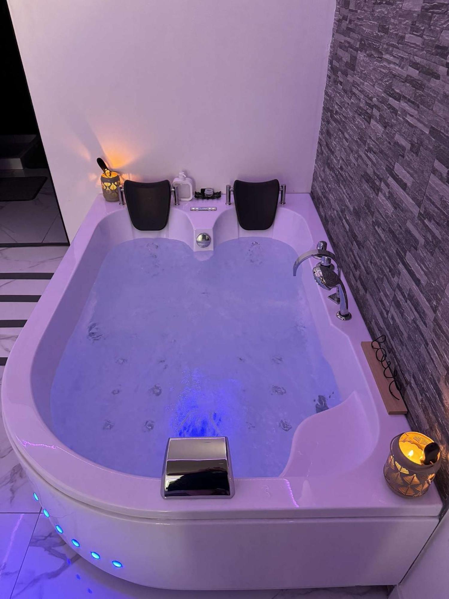 Suite Gold By L Amaryllis I Jacuzzi & Sauna Prive I Centre Beziers Arrivee Autonome Bagian luar foto
