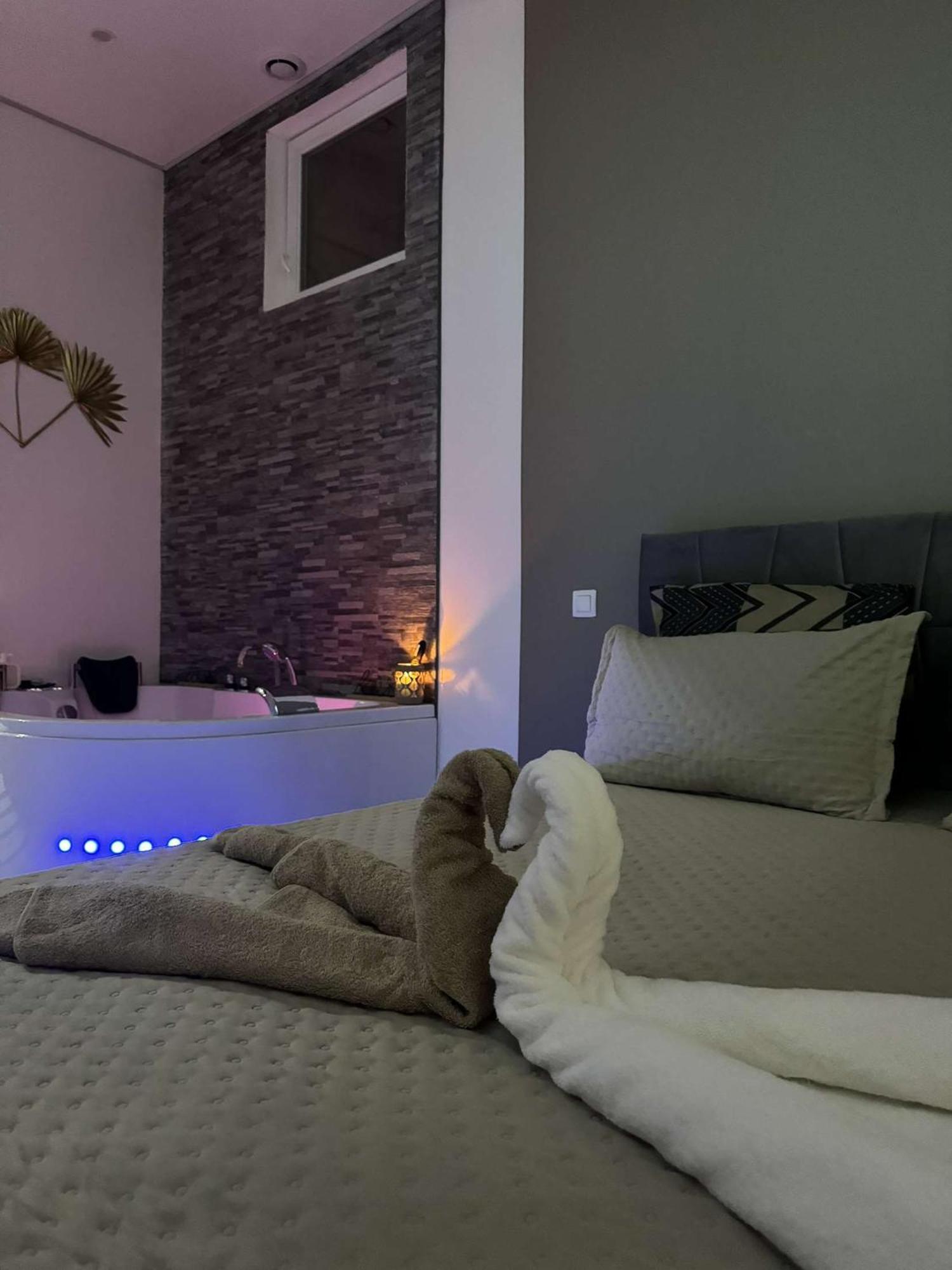 Suite Gold By L Amaryllis I Jacuzzi & Sauna Prive I Centre Beziers Arrivee Autonome Bagian luar foto