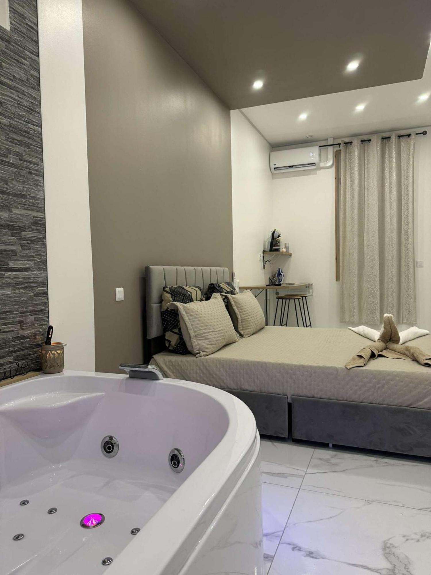 Suite Gold By L Amaryllis I Jacuzzi & Sauna Prive I Centre Beziers Arrivee Autonome Bagian luar foto