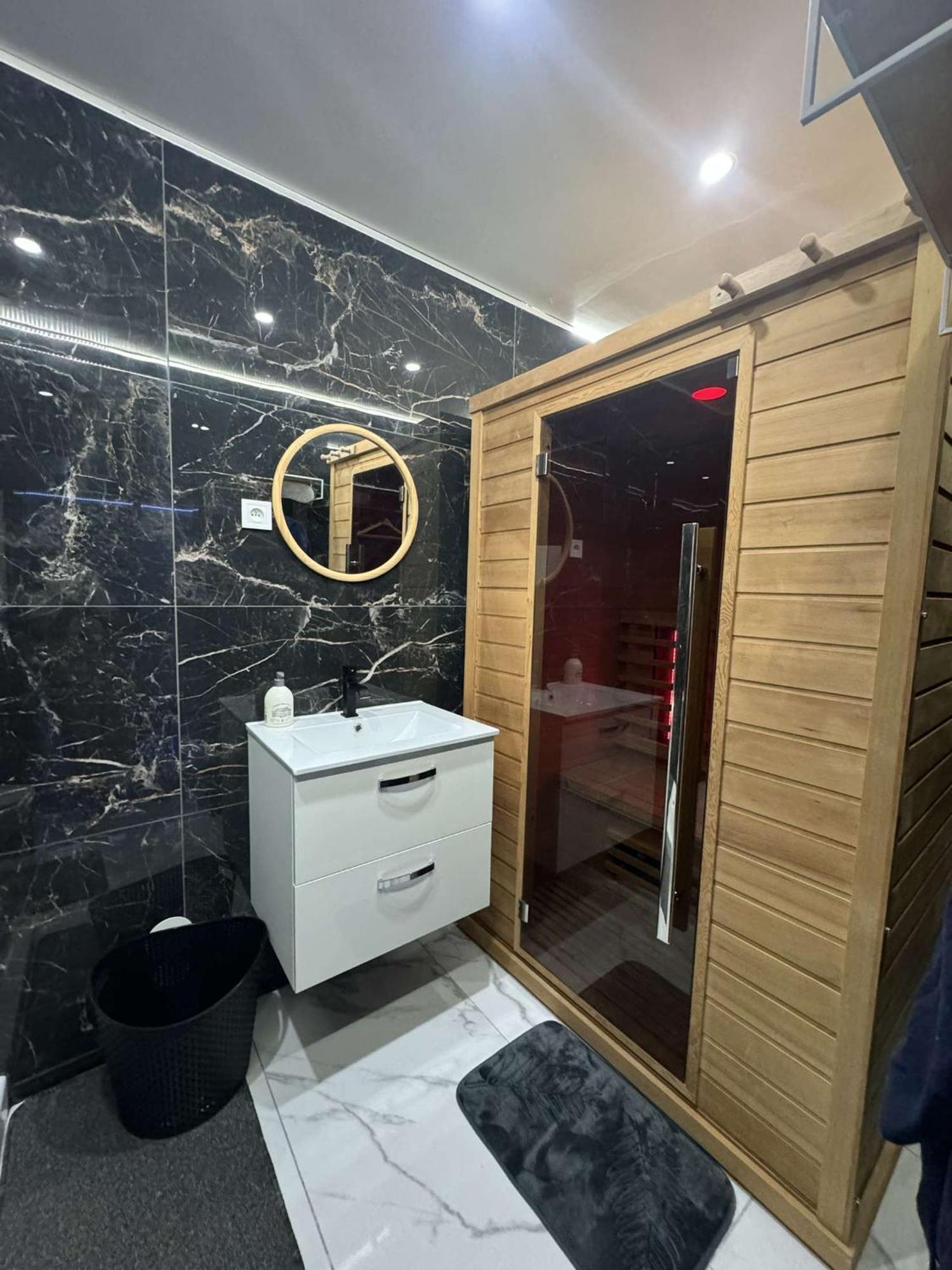 Suite Gold By L Amaryllis I Jacuzzi & Sauna Prive I Centre Beziers Arrivee Autonome Bagian luar foto