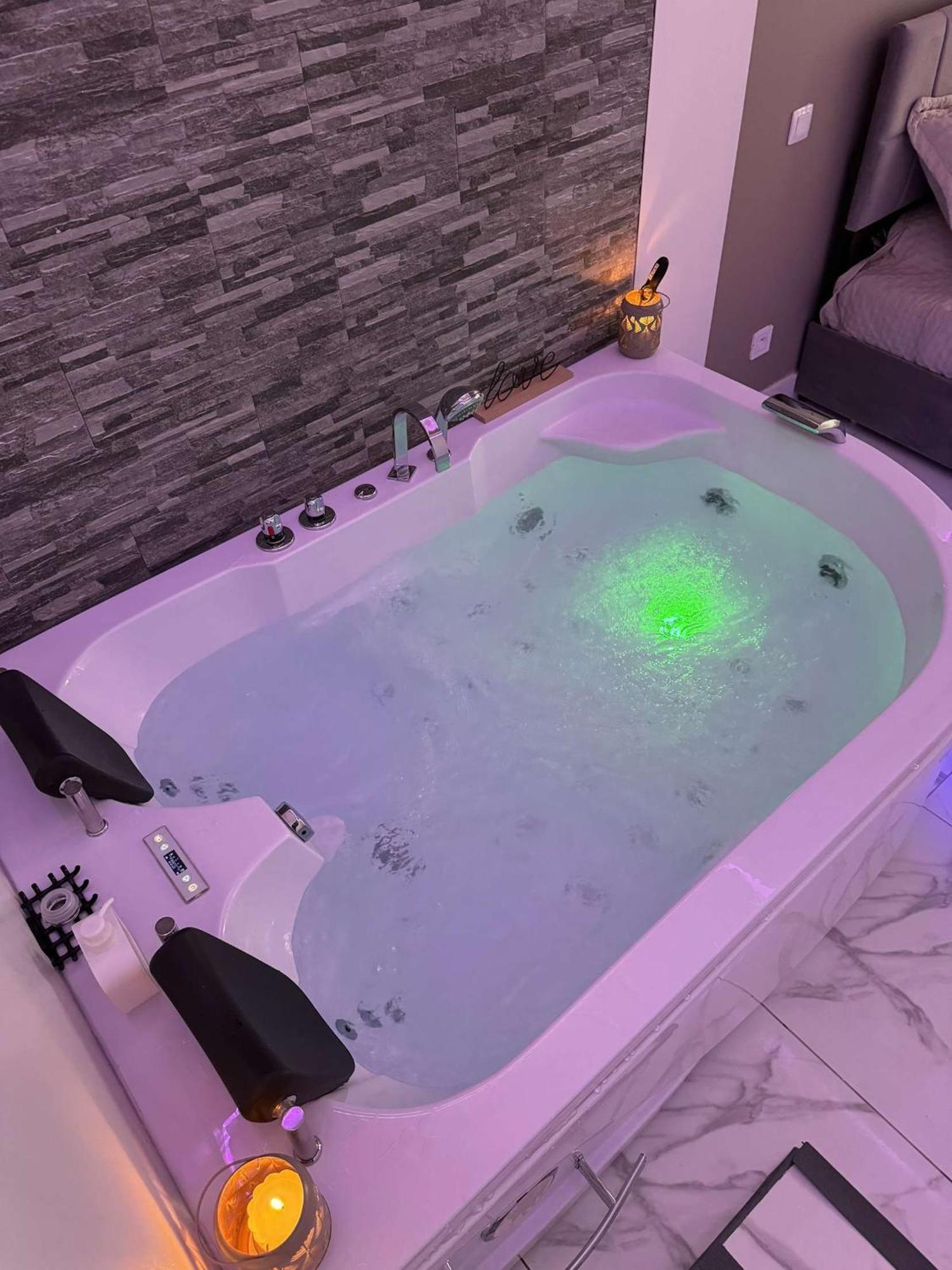 Suite Gold By L Amaryllis I Jacuzzi & Sauna Prive I Centre Beziers Arrivee Autonome Bagian luar foto