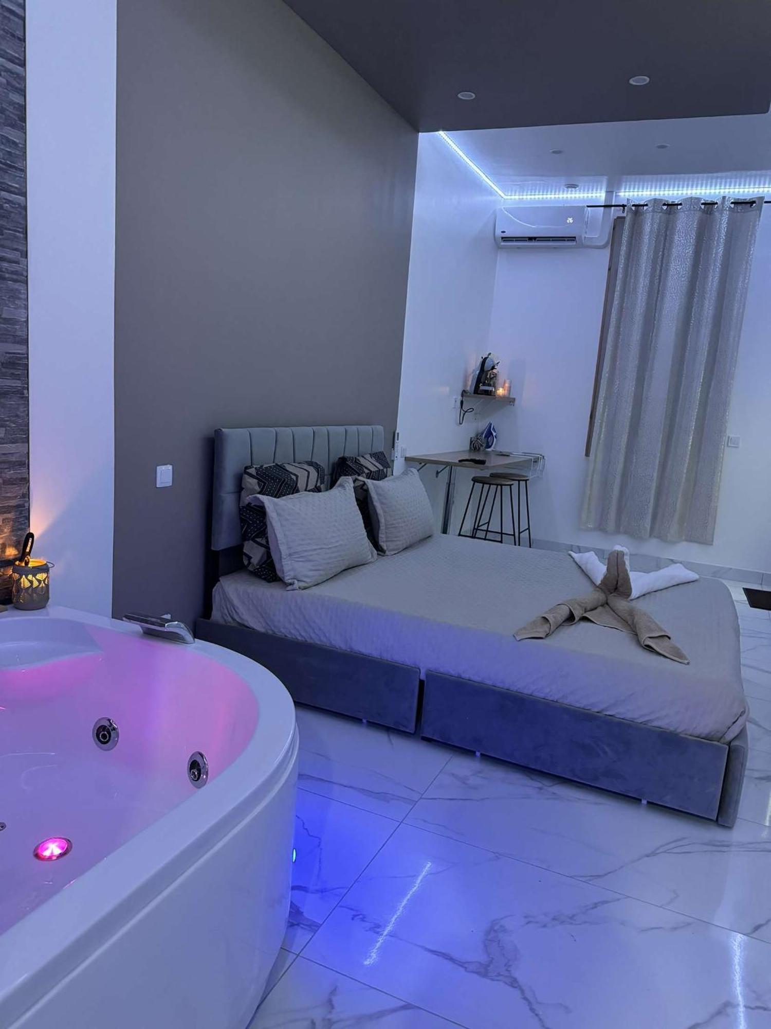 Suite Gold By L Amaryllis I Jacuzzi & Sauna Prive I Centre Beziers Arrivee Autonome Bagian luar foto