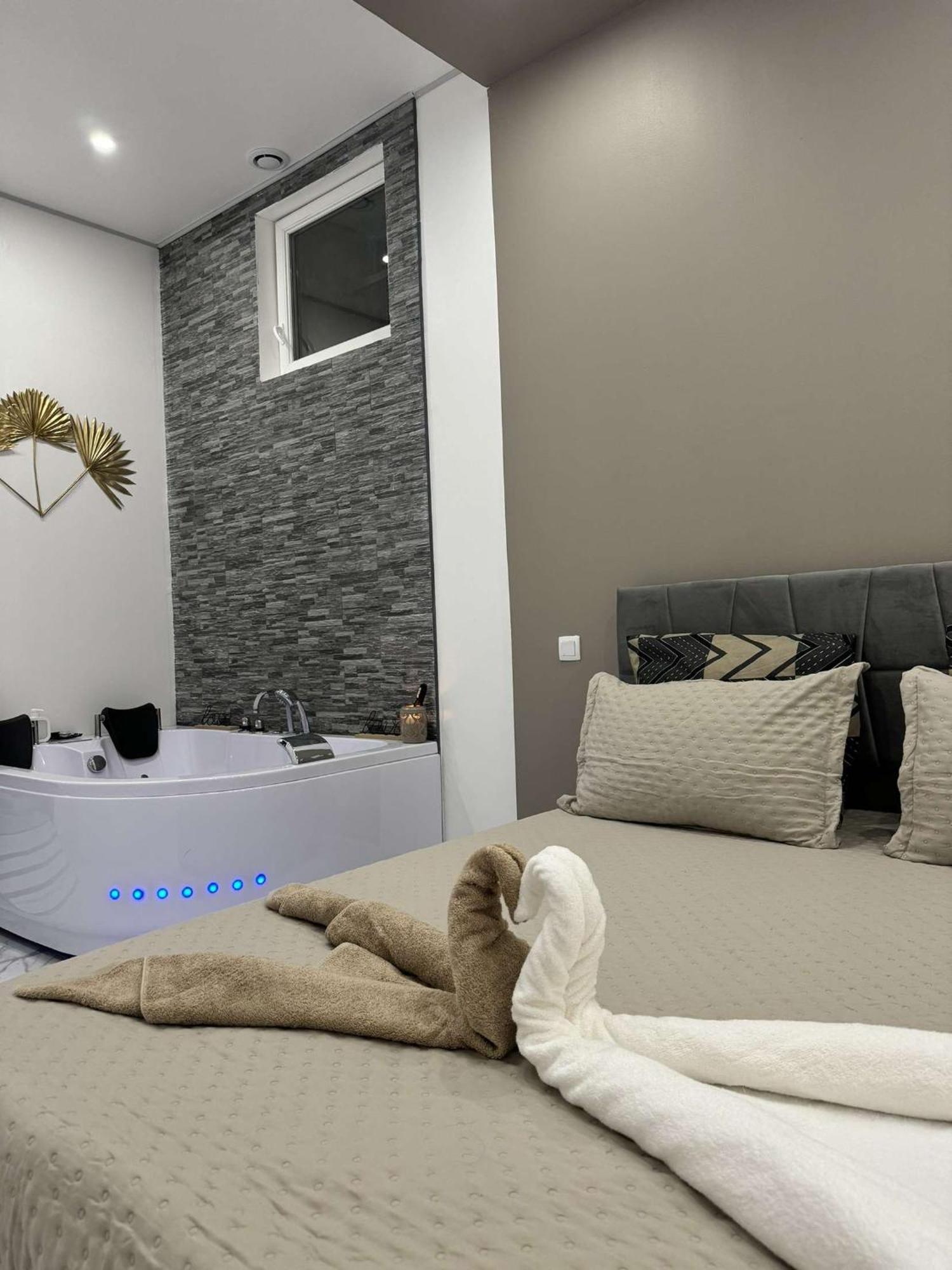 Suite Gold By L Amaryllis I Jacuzzi & Sauna Prive I Centre Beziers Arrivee Autonome Bagian luar foto