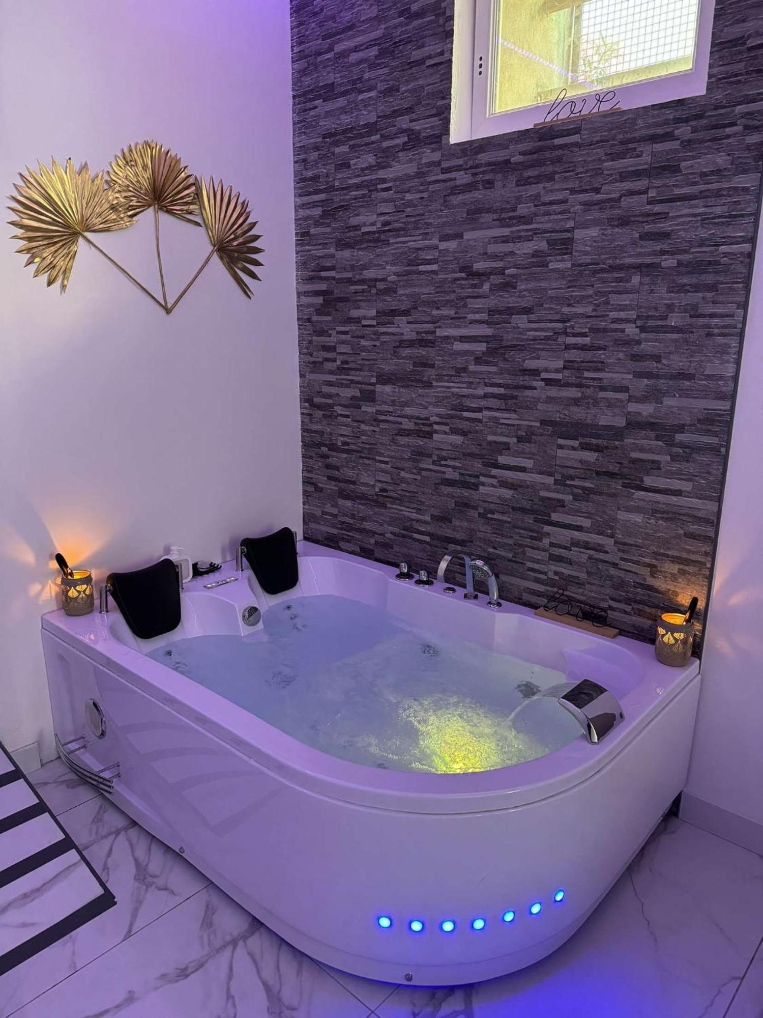 Suite Gold By L Amaryllis I Jacuzzi & Sauna Prive I Centre Beziers Arrivee Autonome Bagian luar foto
