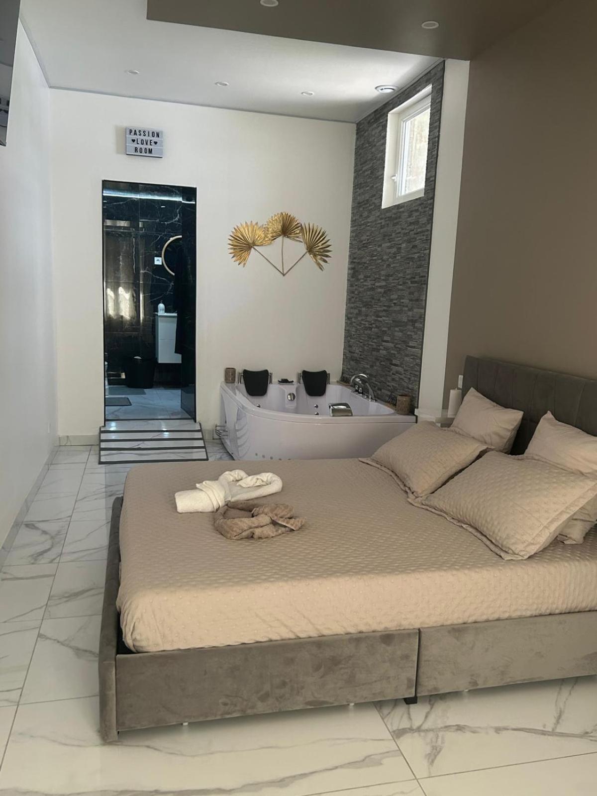 Suite Gold By L Amaryllis I Jacuzzi & Sauna Prive I Centre Beziers Arrivee Autonome Bagian luar foto