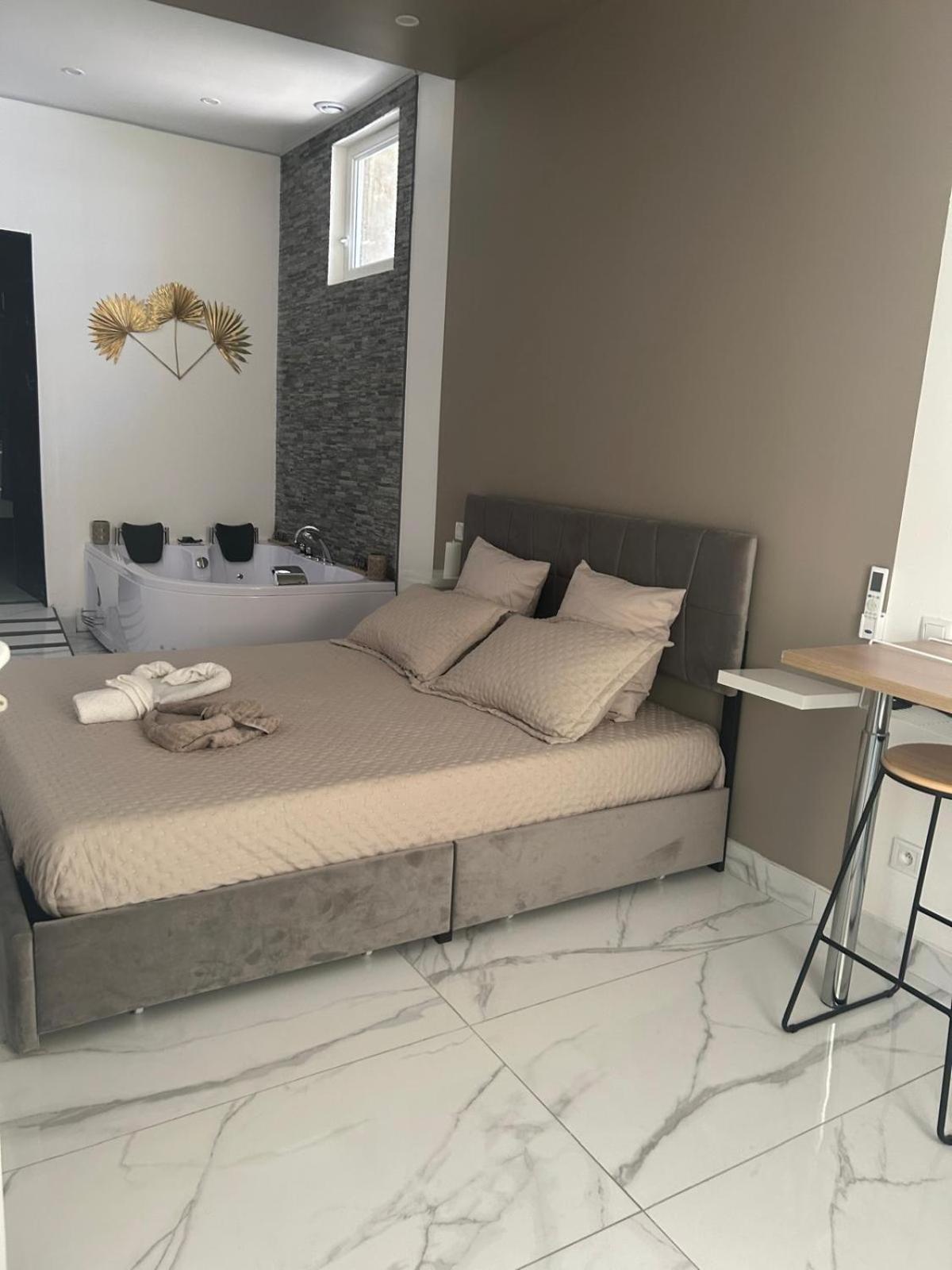 Suite Gold By L Amaryllis I Jacuzzi & Sauna Prive I Centre Beziers Arrivee Autonome Bagian luar foto